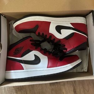 Air Jordan 1 Mid Chicago Black Toe